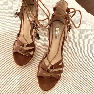 Plateform heels in leather lace tie